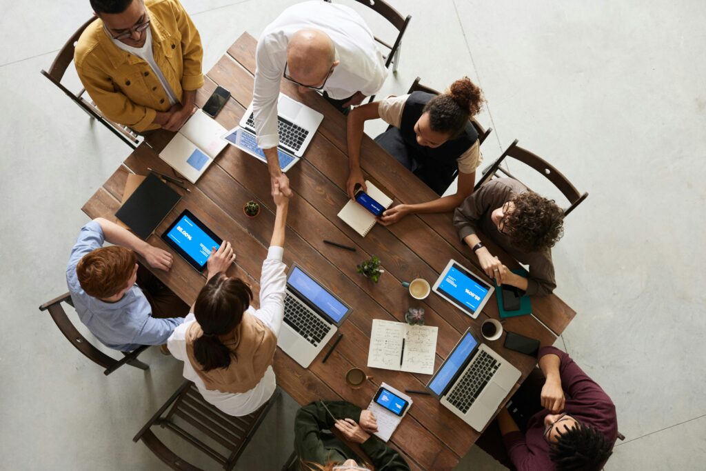 Comité directivo en reunión de trabajo